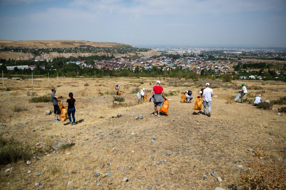 На горе Таштар-Ата волонтеры собрали более тонны мусора