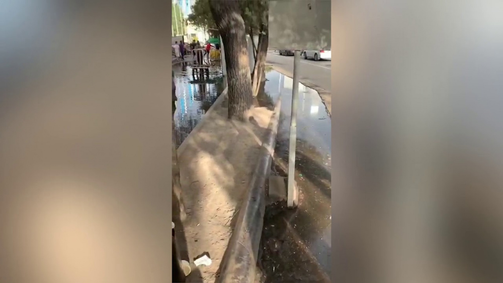 Call-центр: Рядом с площадью из-за забитого арыка вода вышла на пешеходную часть