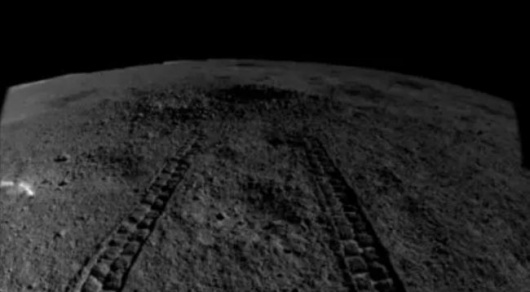 Китайцы обнаружили странное вещество на обратной стороне Луны
