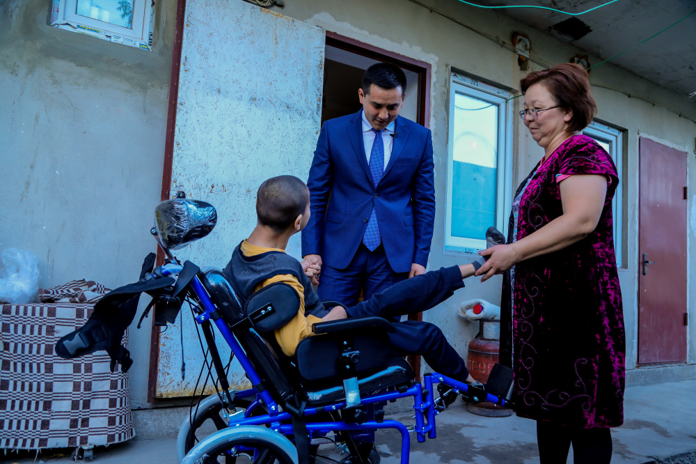 Председатель БГК вручил детям с ОВЗ кресла-коляски
