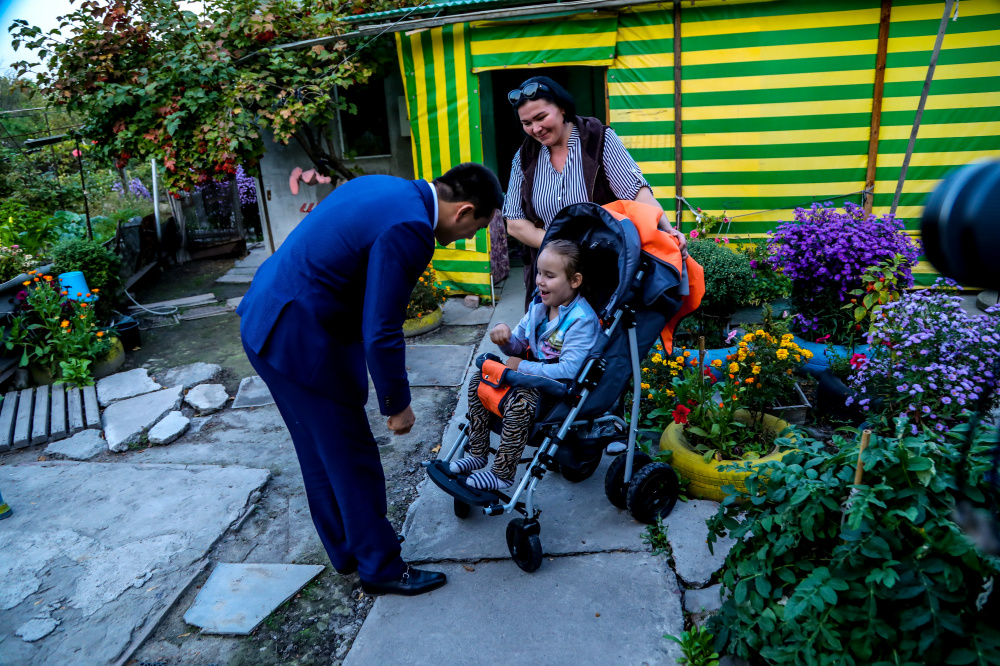 Председатель БГК вручил детям с ОВЗ кресла-коляски
