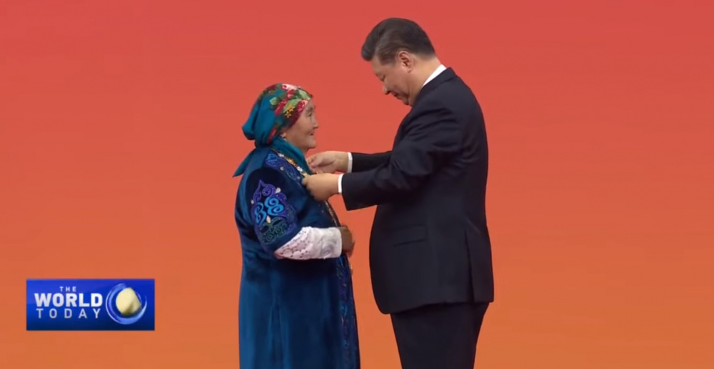 Си Цзиньпин вручил высшую государственную награду этнической кыргызке