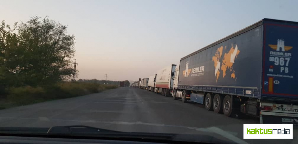 Почему на кыргызско-казахской границе скопилось свыше 100 грузовиков? Ответ Погранслужбы