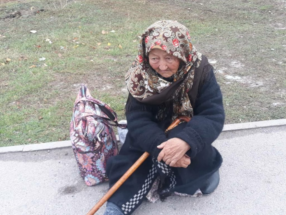 81-летнюю бабушку, заблудившуюся в Бишкеке, вернули в семью