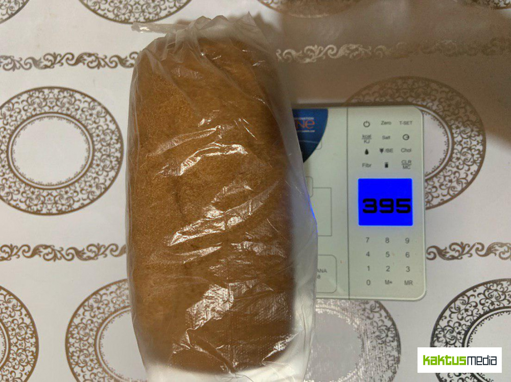 1 кусочек хлеба грамм. СТО грамм хлеба. 100 Гр хлеба. 100 Грамм ржаного хлеба. Кусок хлеба грамм.