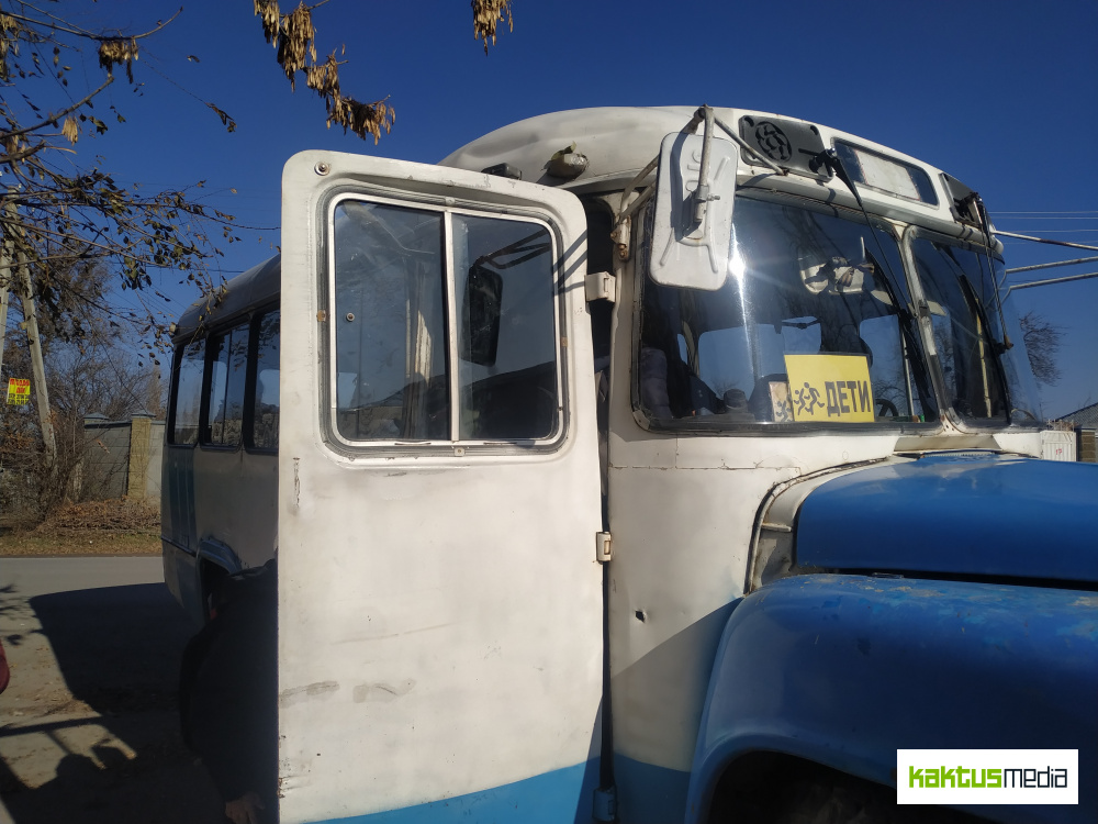 Дети из войсковой части в Кой-Таше добираются до школы на старом автобусе. Видео