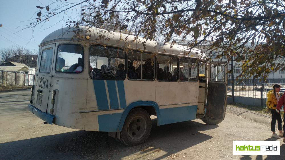 Почему дети из Кой-Таша ездят на старом автобусе? В Сухопутных войсках объяснили причину