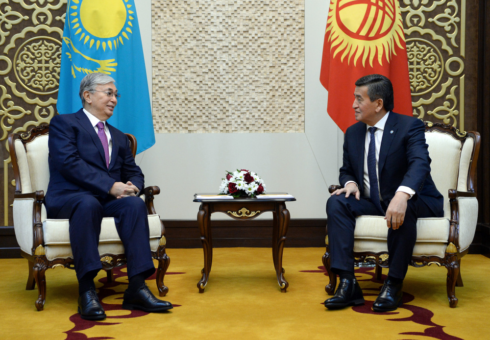Президент Казахстана Токаев прибыл в Кыргызстан. Как его встречали (фото)