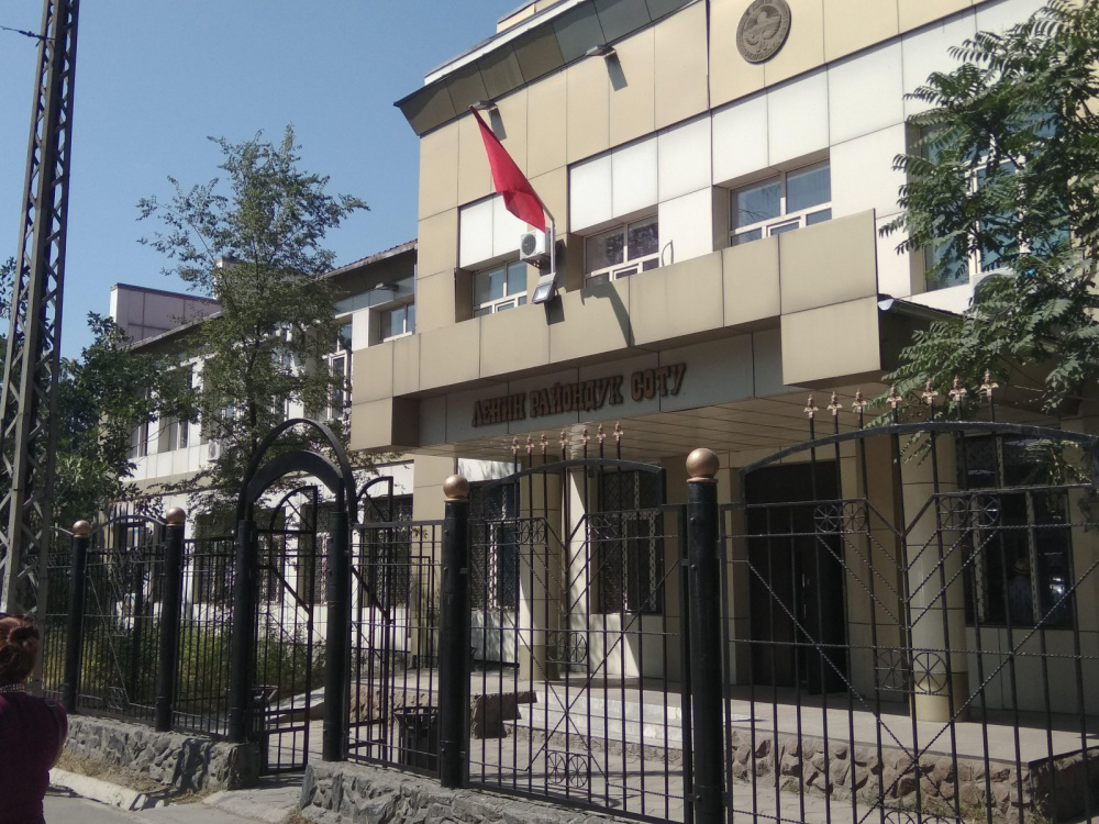 В Бишкеке мужчина умер после суда в конвойном помещении