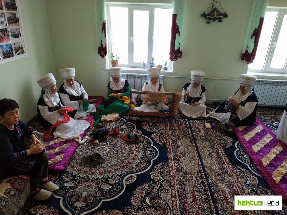 "Кыргызские бабушки". Ансамбль "Тумар" исполняет  мировые хиты и делает изделия из войлока