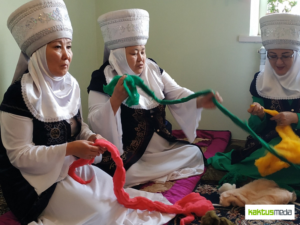 "Кыргызские бабушки". Ансамбль "Тумар" исполняет  мировые хиты и делает изделия из войлока
