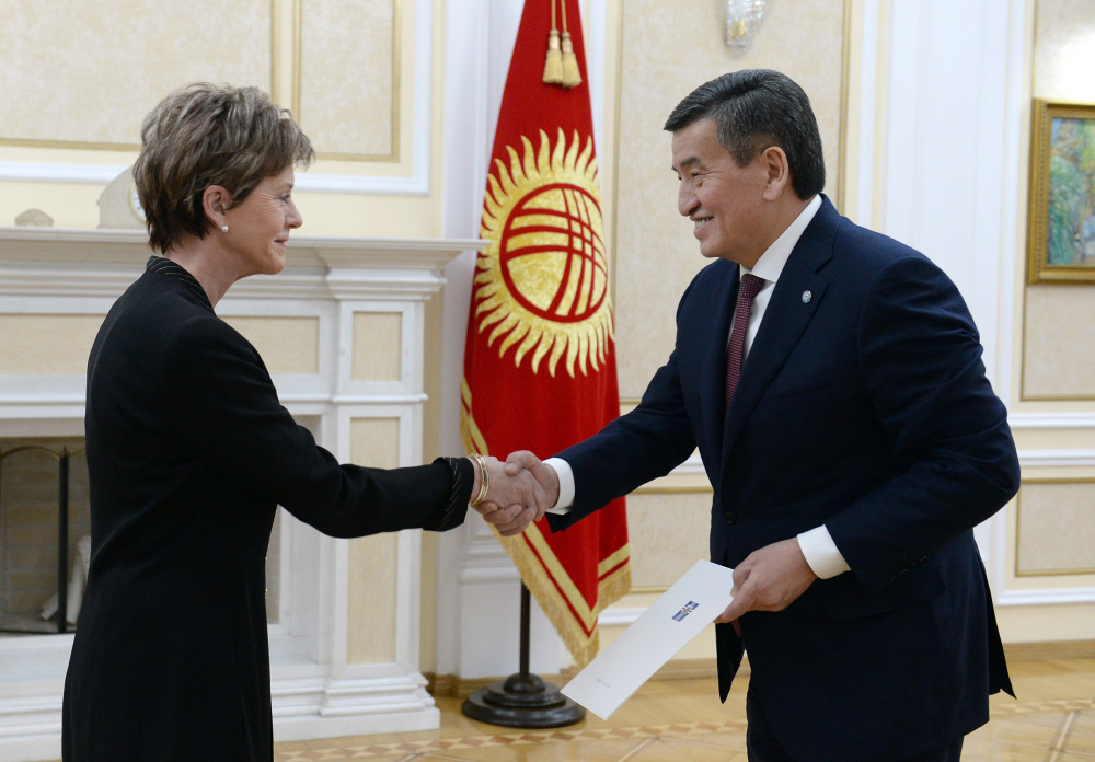 Дипломаты Таджикистана. Верительные грамоты Кыргызстана флаг.