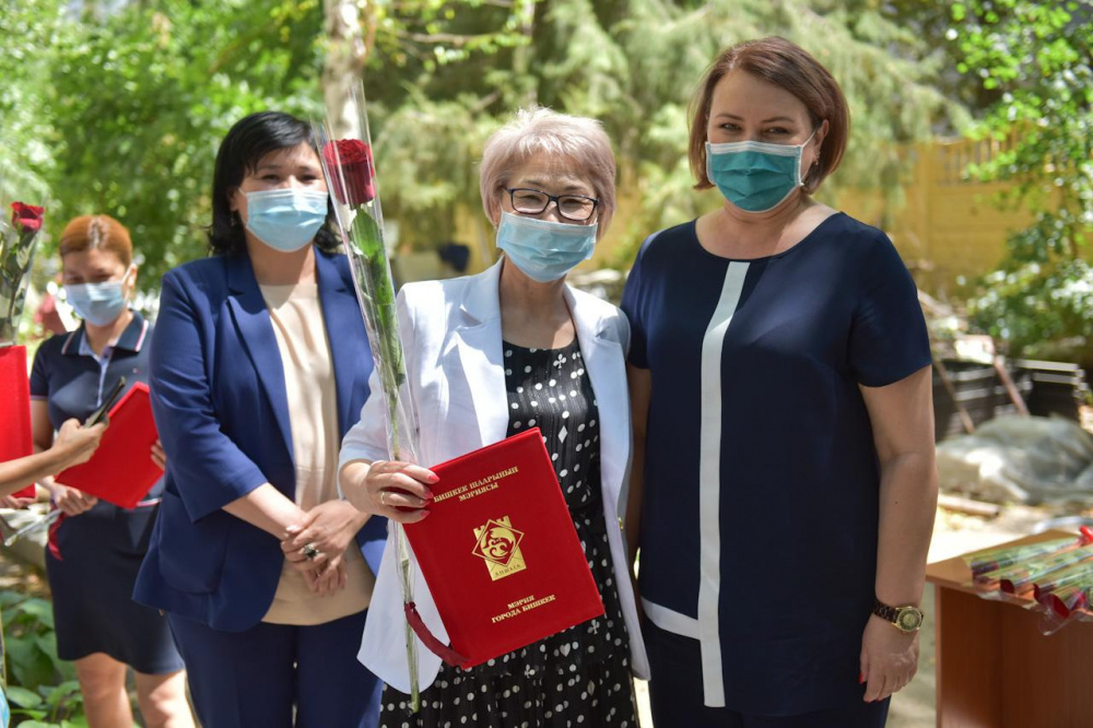Мэрия Бишкека  вручила эпидемиологам ЦГСЭН грамоты и подарки