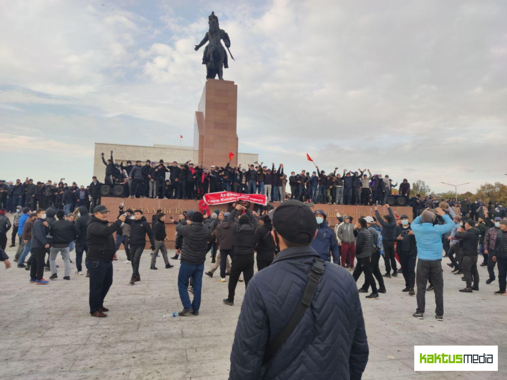 Новости ала. Площадь ала-ТОО Бишкек. Памятник 7 апреля на площади ала-ТОО. Костер Кочубей на площади ала ТОО. Просто большой костер на площади ала ТОО на Нооруз.