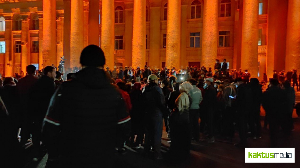 Сторонники Садыра Жапарова снова митингуют на Старой площади. Требуют отставки спикера