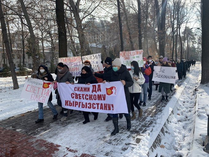 Против проведения. Мирный марш Бишкек. Мирный марш Конституция. В Бишкеке прошел Мирный марш против коррупции.