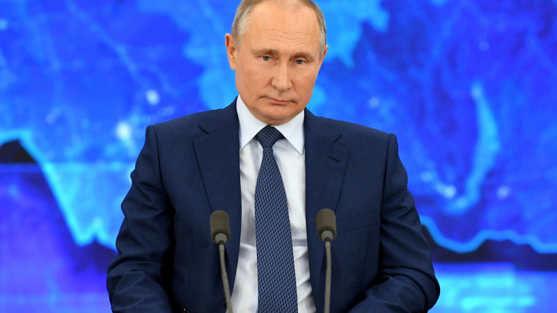 "Не бьется в истерике". В Кремле описали реакцию Путина на ситуацию с Навальным