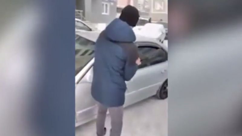 Россиянин разбил стекло своего авто ради проезда скорой