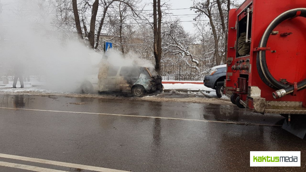 В Бишкеке сгорел легковой автомобиль. Видео