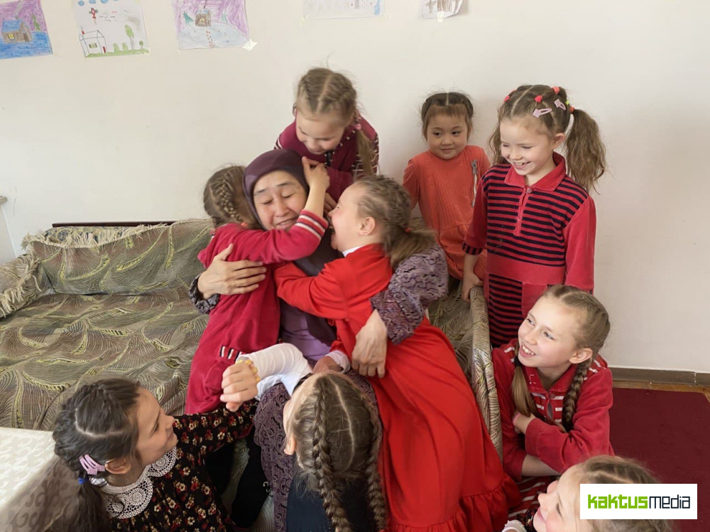 В Бишкеке живет женщина, которая опекает 8 девочек. Власти Казахстана хотят отобрать детей