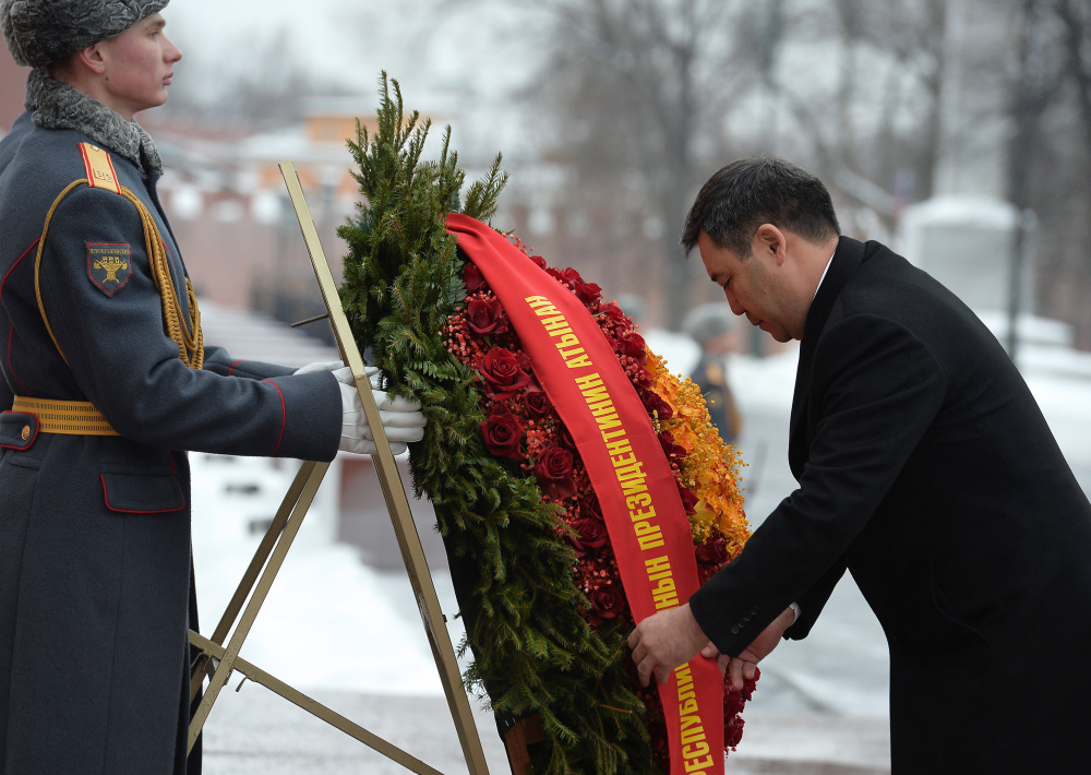 Жапаров возложил цветы к Могиле Неизвестного Солдата в Москве