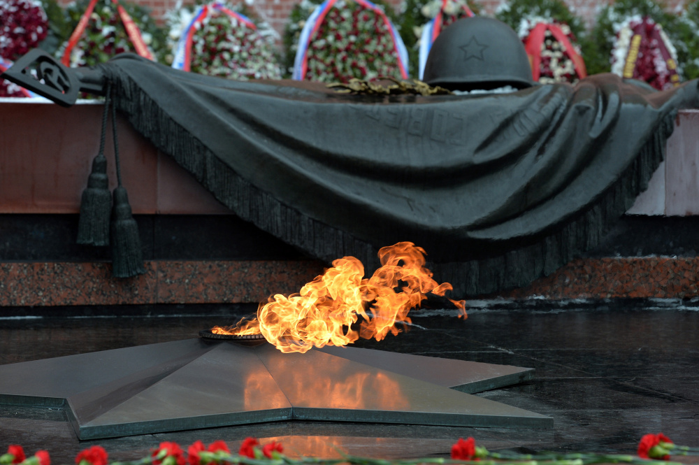 Жапаров возложил цветы к Могиле Неизвестного Солдата в Москве
