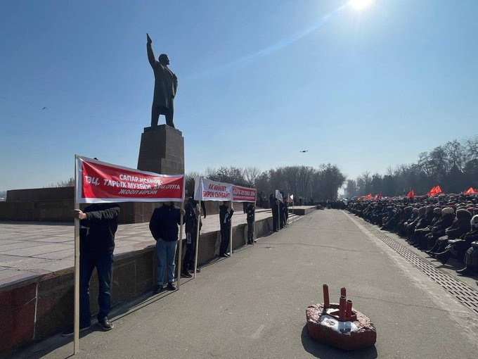 В Оше проходит митинг в поддержку Матраимова и против радио 