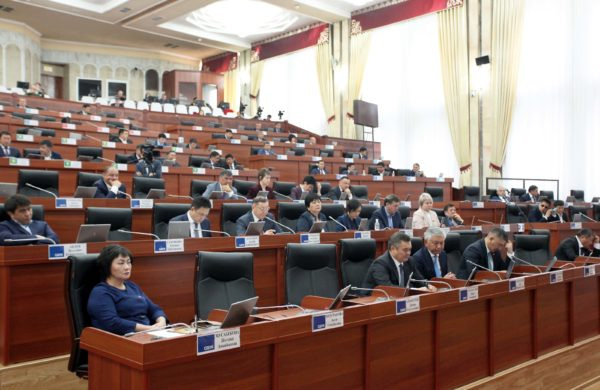 Профильный комитет парламента одобрил новый проект Конституции