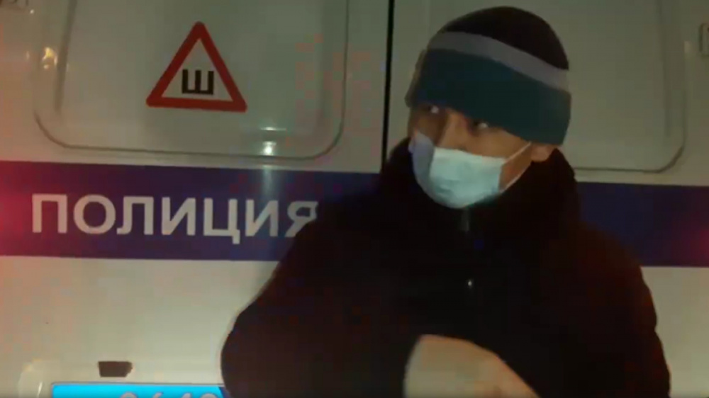 В Иркутске таксист из Кыргызстана зажал руку полицейского и заставил его бежать за машиной