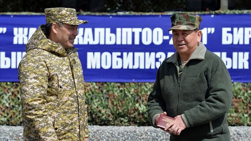Жапаров вручил генеральские погоны Тердикбаеву, а Суваналиеву присвоил классный чин