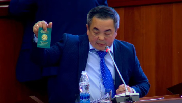 Садыр Жапаров принял решение о выдаче диппаспорта иностранцу (своему советнику)