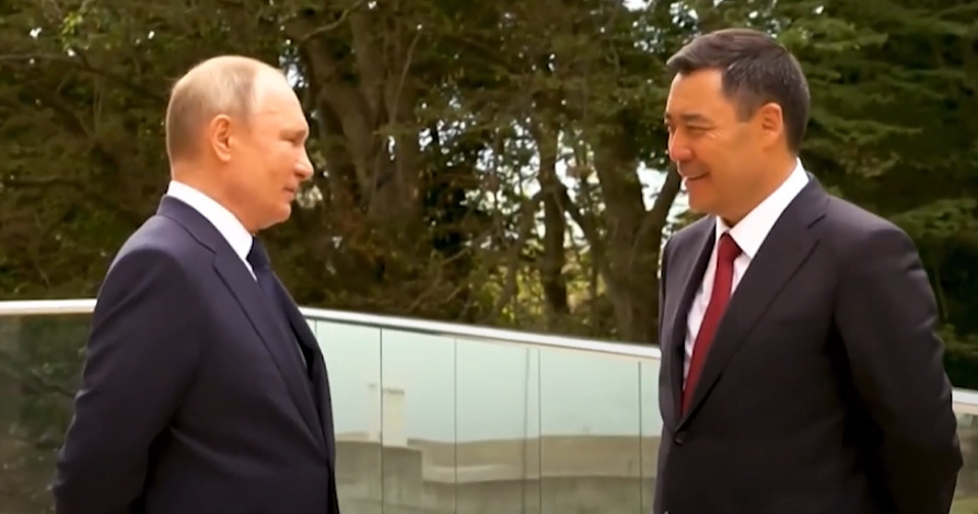 "Машинку давайте!" О чем еще говорили Путин и Жапаров на крыльце президентской резиденции