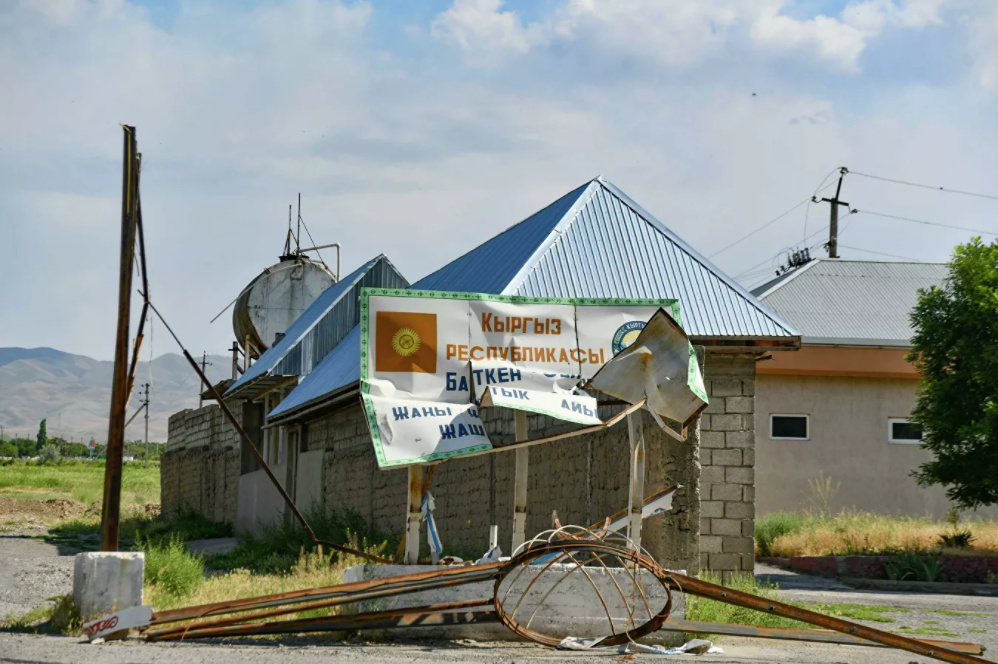 "Sputnik Таджикистан" выдал разрушенные дома кыргызстанцев за дома таджикистанцев