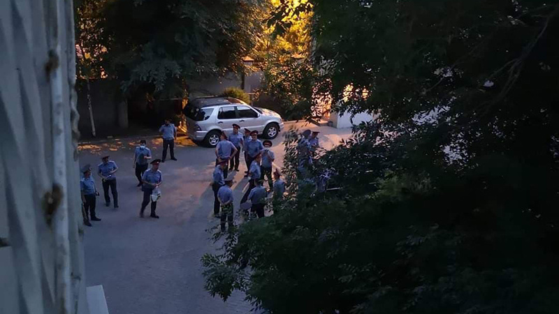 Территорию посольства Турции в Бишкеке оцепили сотрудники милиции