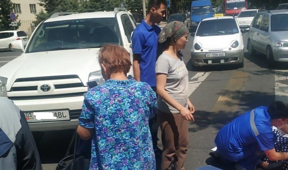 В центре Бишкека на пешеходном переходе сбили пожилую женщину (осторожно, фото)