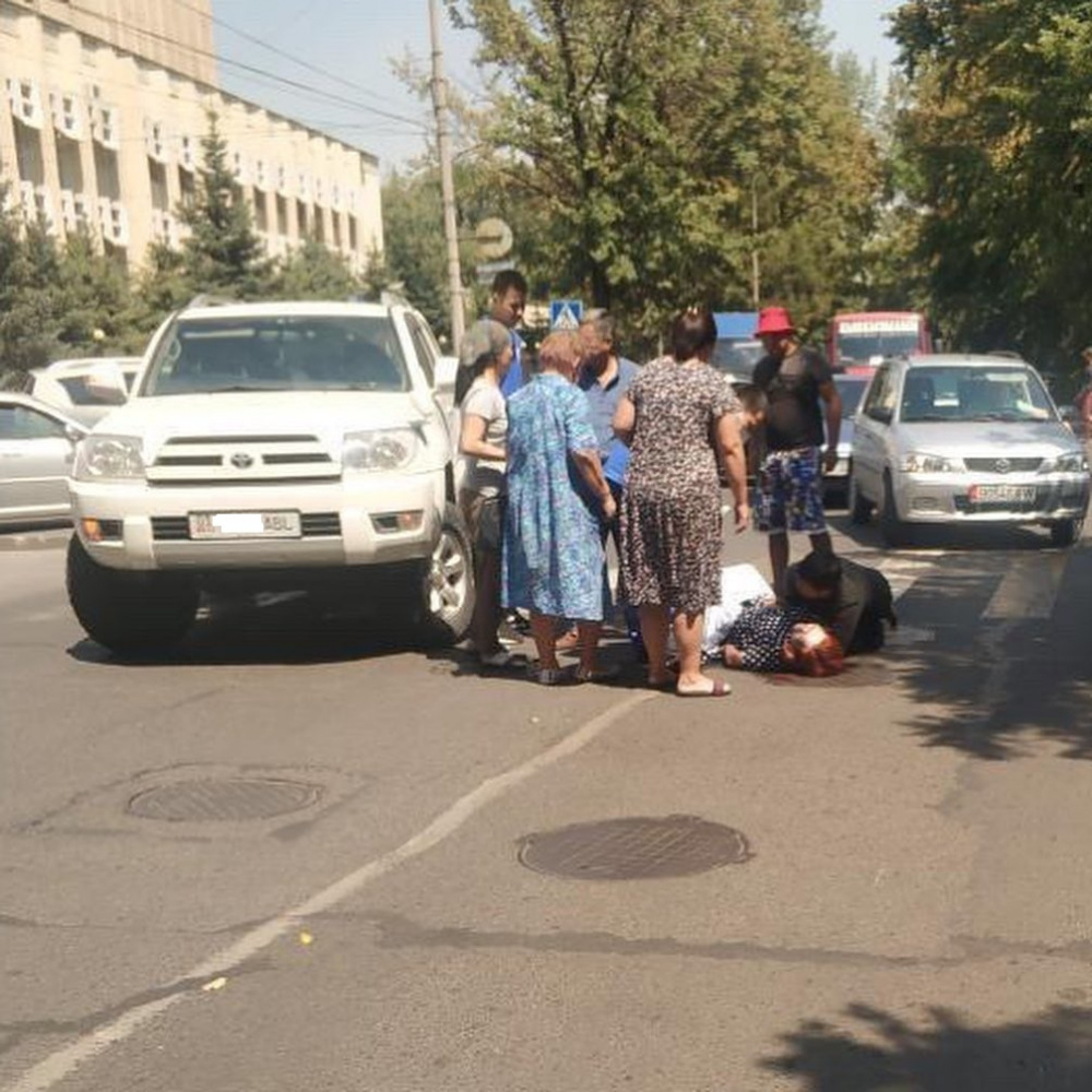 В центре Бишкека на пешеходном переходе сбили пожилую женщину (осторожно,  фото)