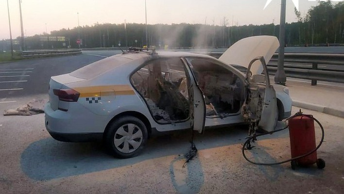 В Москве пассажиры избили таксиста из Кыргызстана и подожгли его машину