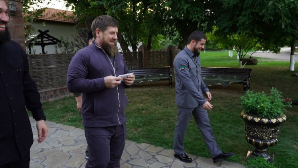 Кадыров стал лучшим мобильным репортером. Он снимал попугая в своем саду