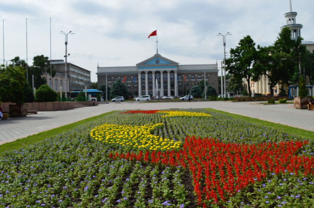 Клумбы Бишкека сфотографировали и назвали символом 30-летия независимости страны