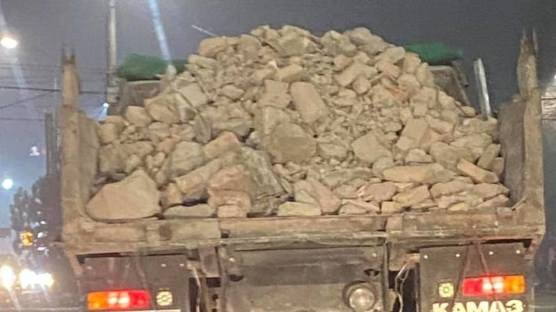 Груз карповый плюшка с шипами. Камаз ракушняк. Руда камень. Песчаник галька. Груженные камнем.