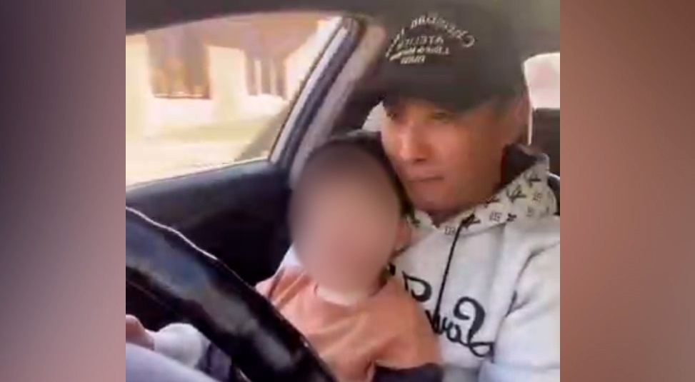 Певец Дайыр Исмадияров, находясь за рулем, посадил ребенка на колени (видео)