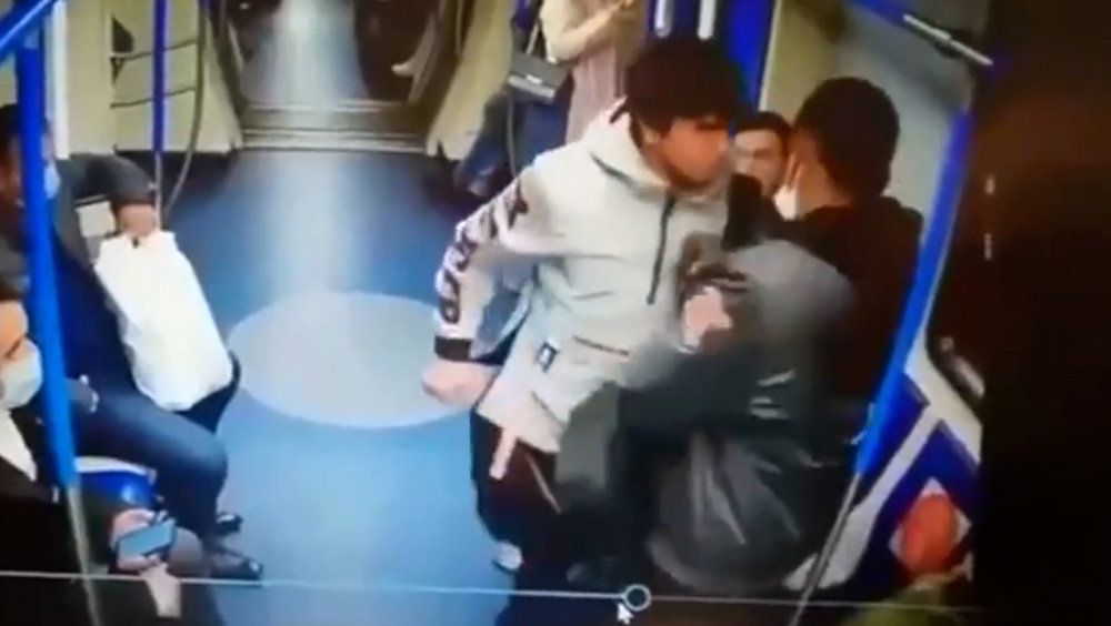 В метро Москвы кыргызстанец подрался с темнокожим мужчиной. Возбуждено дело (видео)