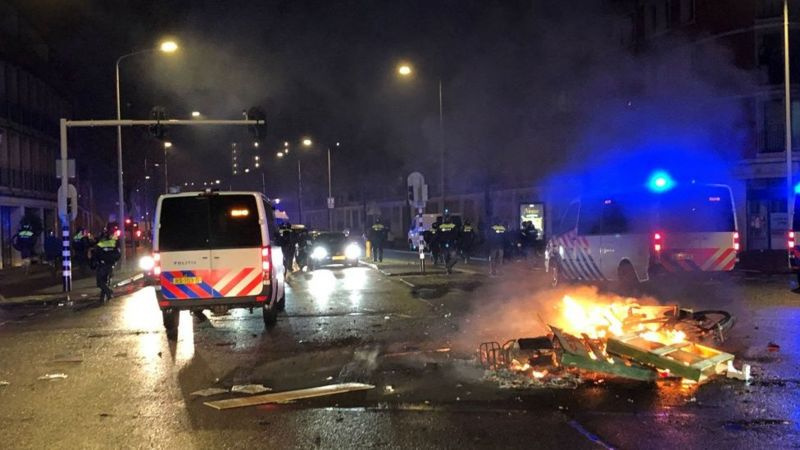 В Гааге протестующие подожгли несколько велосипедов.