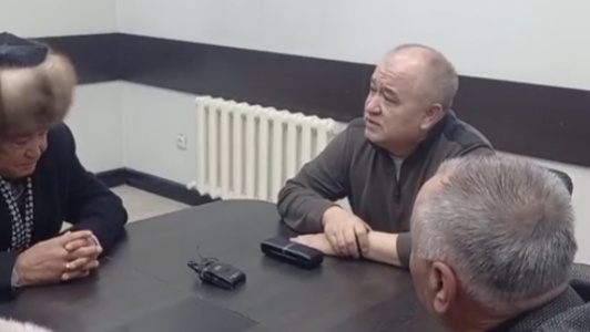 Нападение на Омурбека Текебаева. Мужчины из Токмака попросили прощения у политика (видео)
