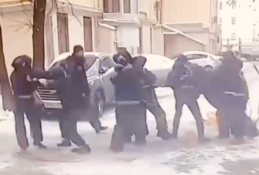 Дворники из Кыргызстана и Узбекистана устроили массовую драку в центре Москвы. Видео