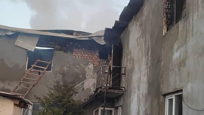 На северо-западе Бишкека загорелся жилой дом. Фото