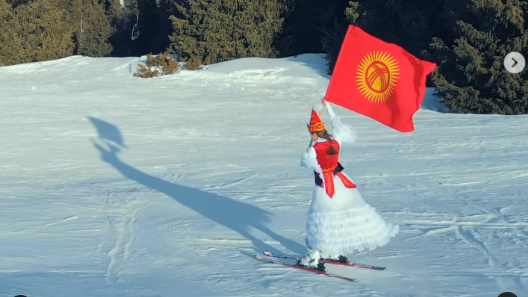 Кыргызстанка в национальном платье на лыжах спустилась со склона (экстремальное видео)