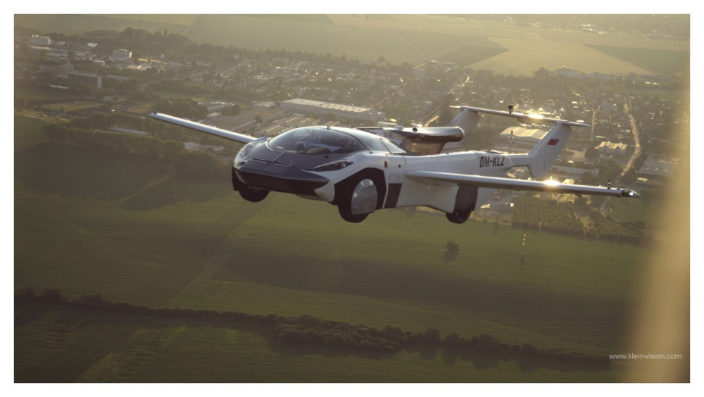 Летающий автомобиль AirCar с мотором BMW получил лицензию на полеты над Европой (видео)
