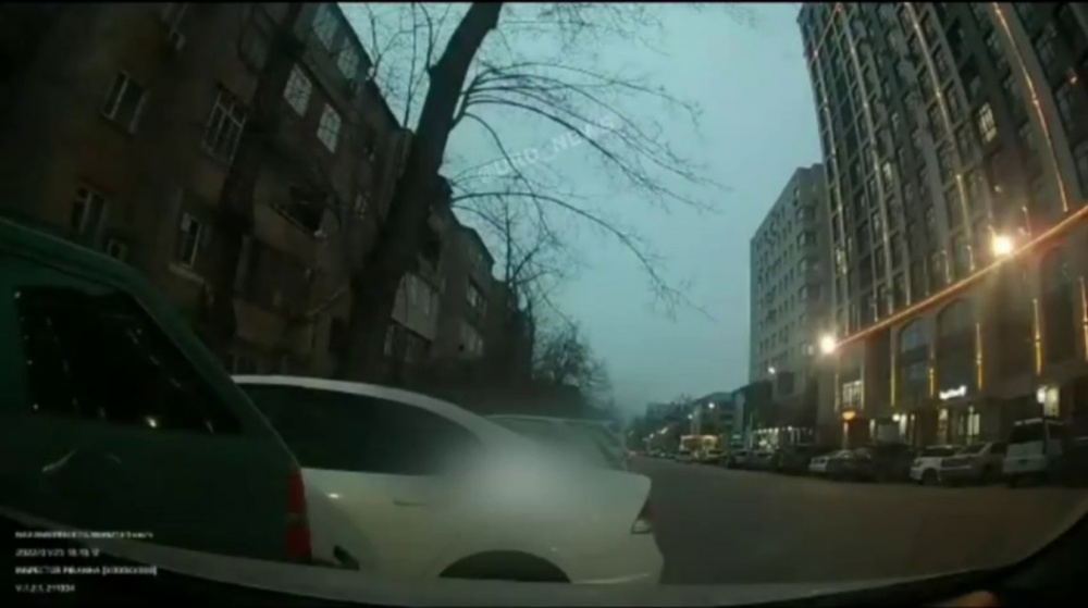 В Бишкеке неизвестный водитель врезался в 8 припаркованных машин. Видео с регистратора