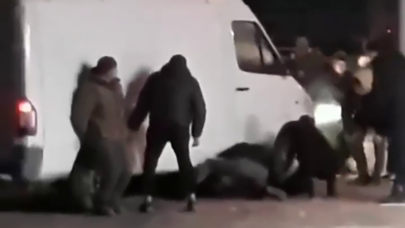 В Сокулуке в результате ДТП двое школьниц оказались под микроавтобусом. Видео